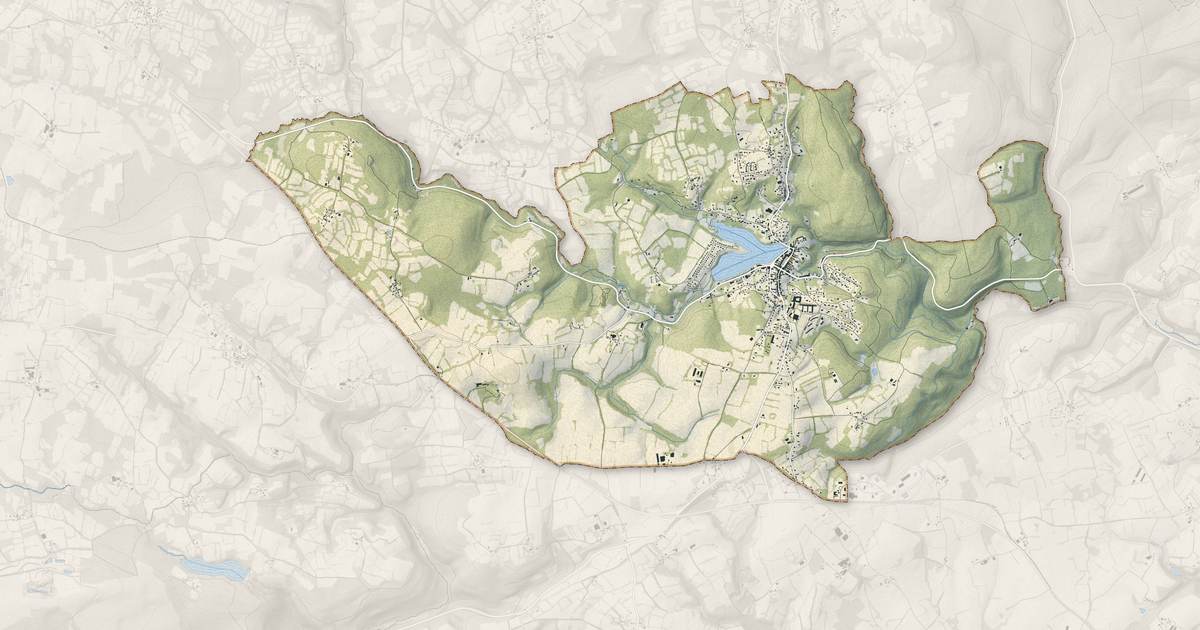 Portrait cartographique de Huelgoat : relief, eau, forêts, bâti et voies, calculés à partir des données de l'IGN