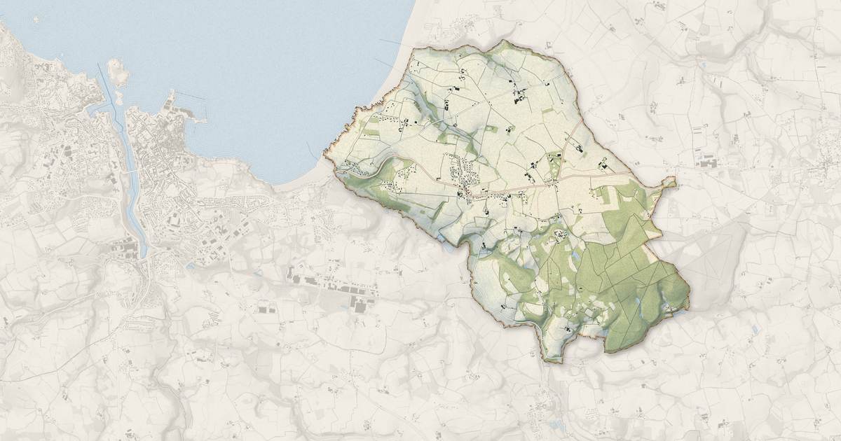 Portrait cartographique de Kerlaz : relief, eau, forêts, bâti et voies, calculés à partir des données de l'IGN