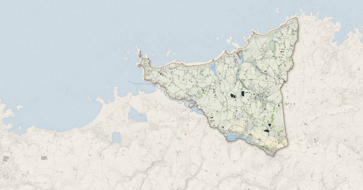 Portrait cartographique de Kerlouan : relief, eau, forêts, bâti et voies, calculés à partir des données de l'IGN