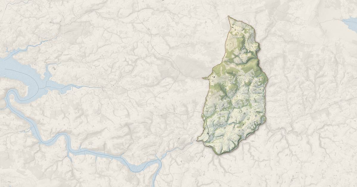 Portrait cartographique de Lopérec : relief, eau, forêts, bâti et voies, calculés à partir des données de l'IGN