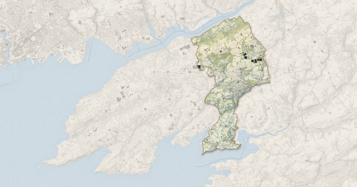 Portrait cartographique de Loperhet : relief, eau, forêts, bâti et voies, calculés à partir des données de l'IGN
