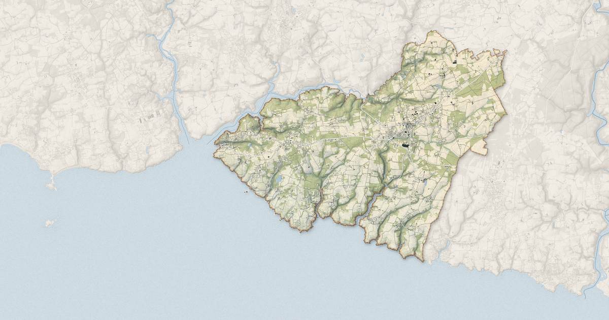 Portrait cartographique de Moëlan-sur-Mer : relief, eau, forêts, bâti et voies, calculés à partir des données de l'IGN