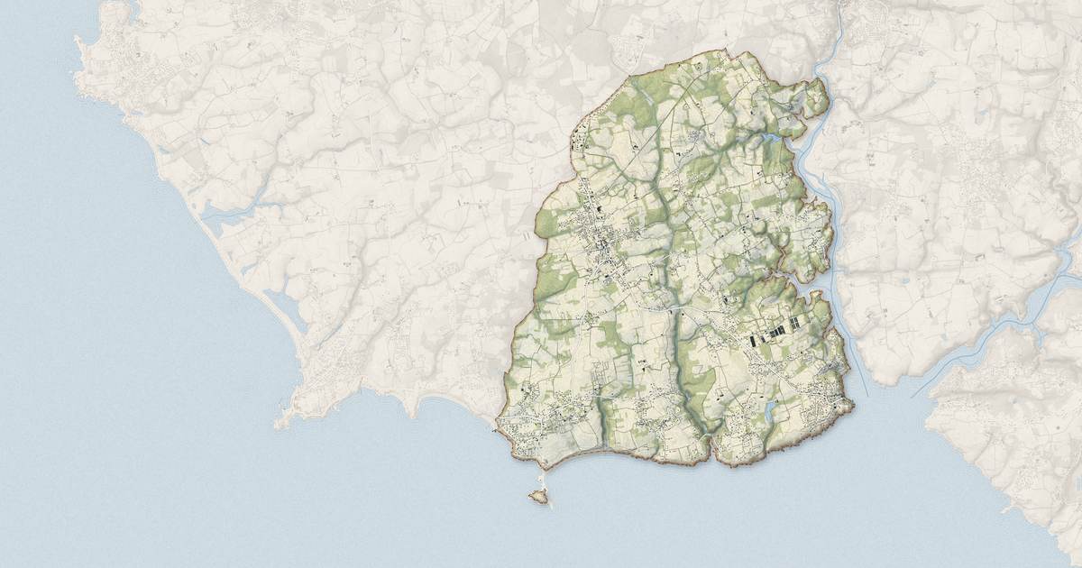Portrait cartographique de Névez : relief, eau, forêts, bâti et voies, calculés à partir des données de l'IGN