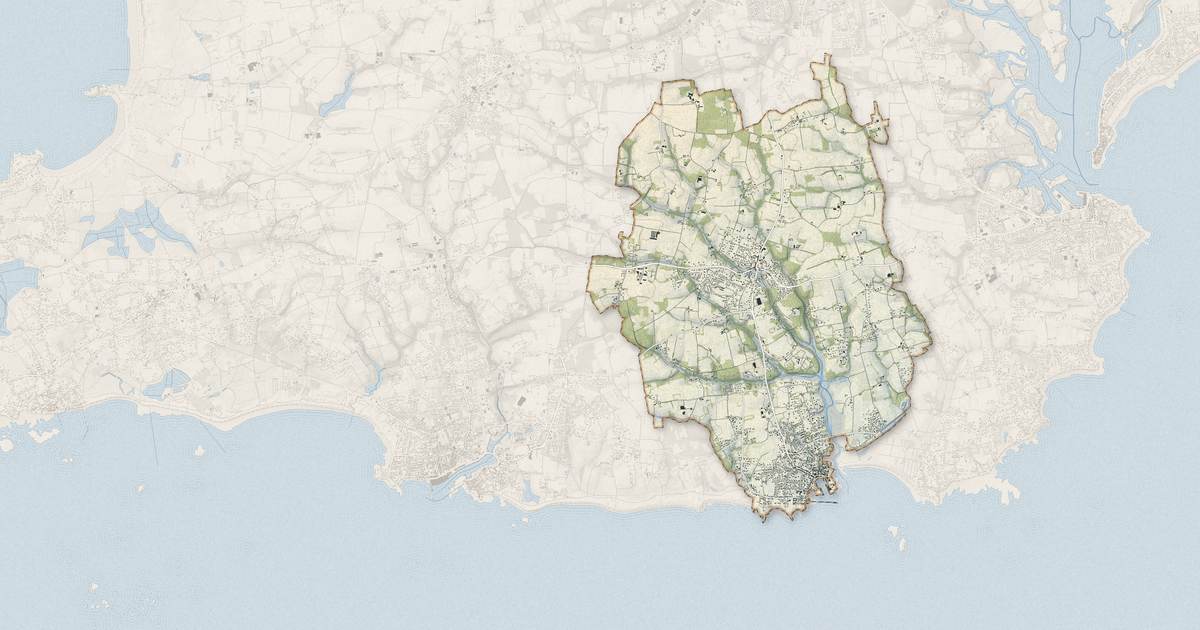 Portrait cartographique de Plobannalec-Lesconil : relief, eau, forêts, bâti et voies, calculés à partir des données de l'IGN