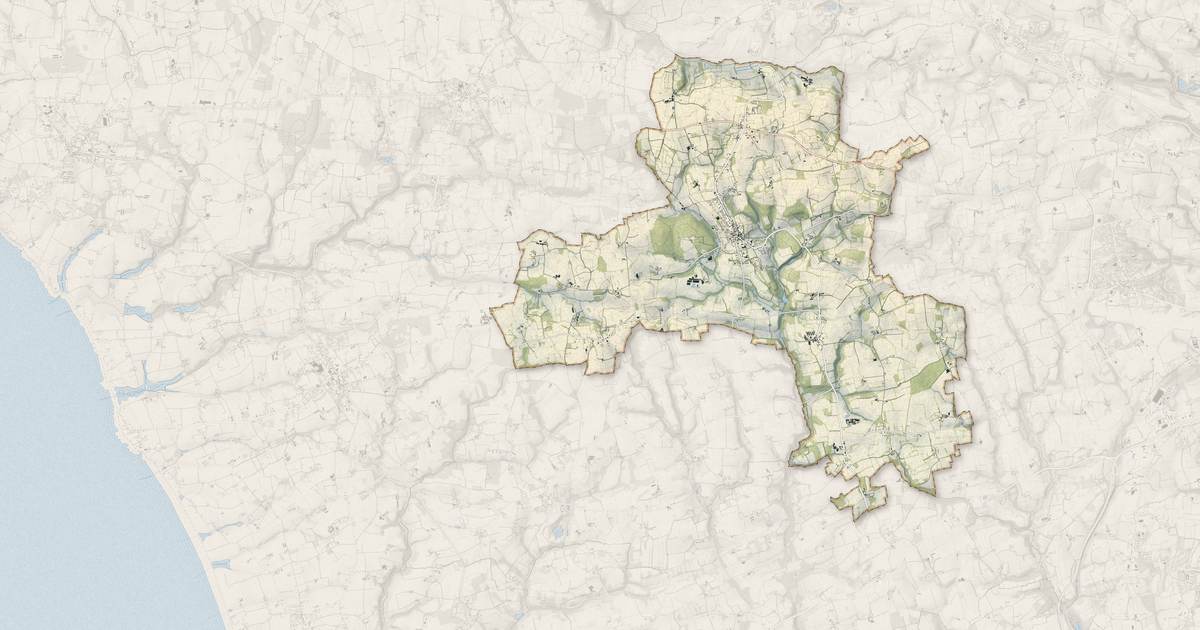 Portrait cartographique de Plogastel-Saint-Germain : relief, eau, forêts, bâti et voies, calculés à partir des données de l'IGN