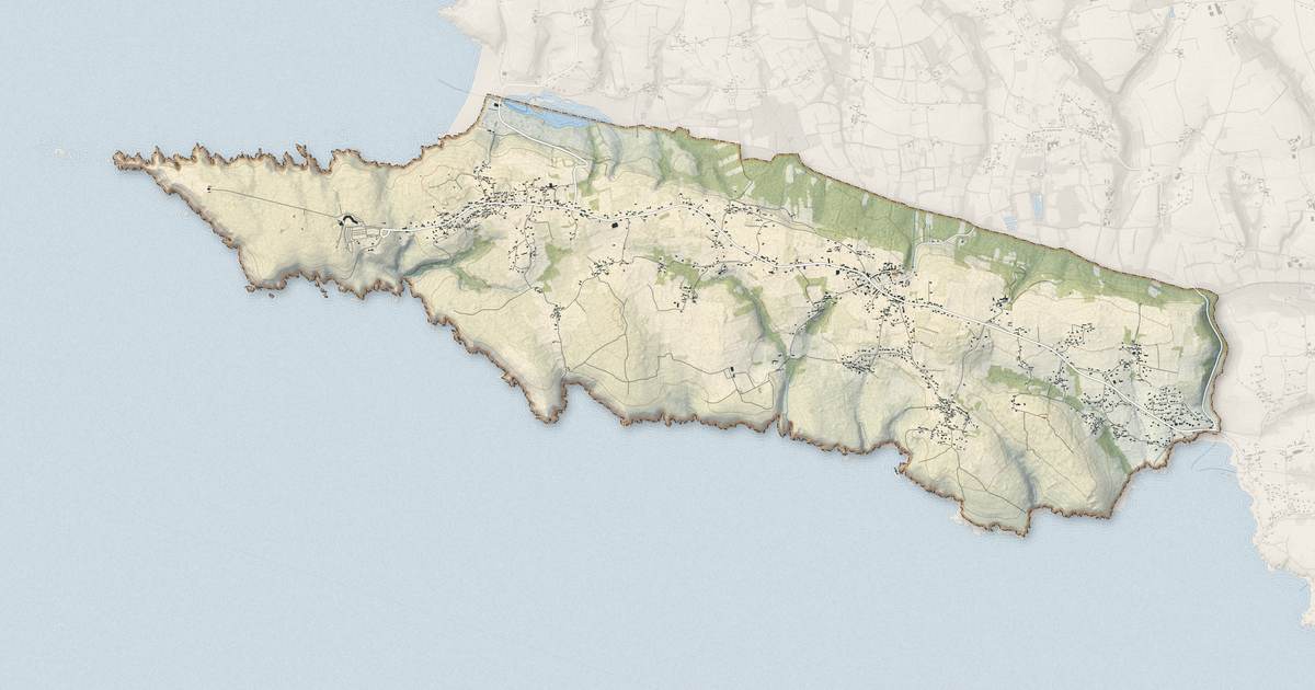 Portrait cartographique de Plogoff : relief, eau, forêts, bâti et voies, calculés à partir des données de l'IGN