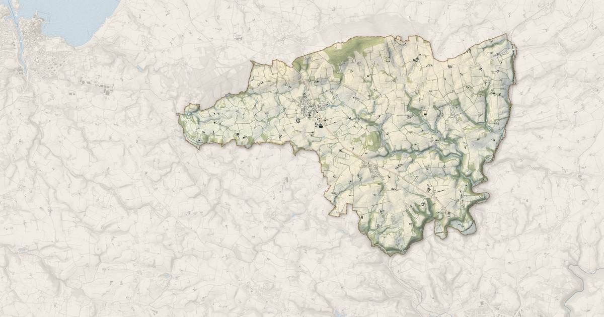 Portrait cartographique de Plogonnec : relief, eau, forêts, bâti et voies, calculés à partir des données de l'IGN