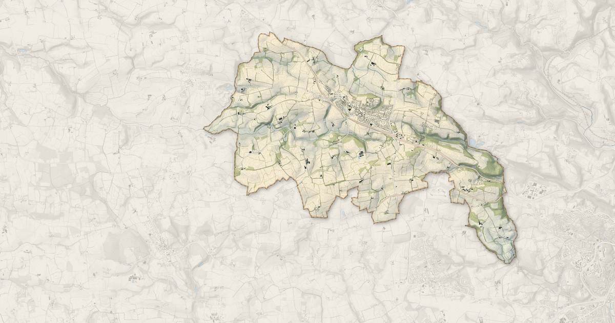 Portrait cartographique de Plonéis : relief, eau, forêts, bâti et voies, calculés à partir des données de l'IGN