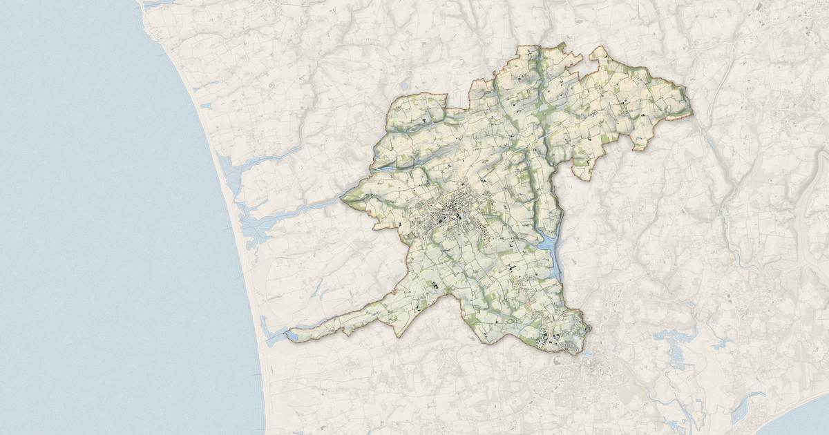 Portrait cartographique de Plonéour-Lanvern : relief, eau, forêts, bâti et voies, calculés à partir des données de l'IGN