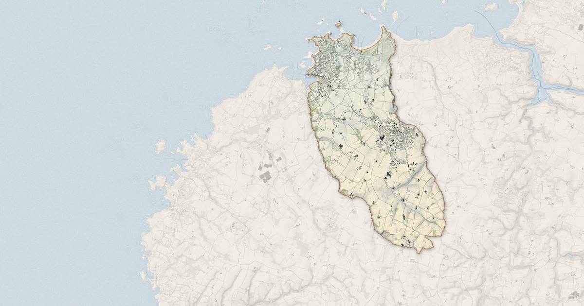 Portrait cartographique de Ploudalmézeau : relief, eau, forêts, bâti et voies, calculés à partir des données de l'IGN