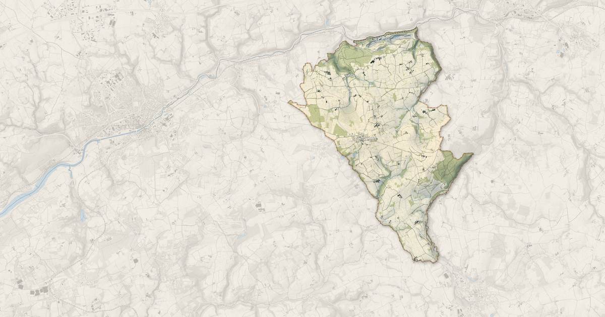 Portrait cartographique de Ploudiry : relief, eau, forêts, bâti et voies, calculés à partir des données de l'IGN
