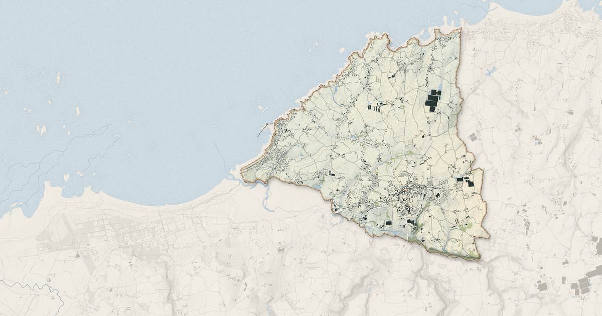 Portrait cartographique de Plouescat : relief, eau, forêts, bâti et voies, calculés à partir des données de l'IGN