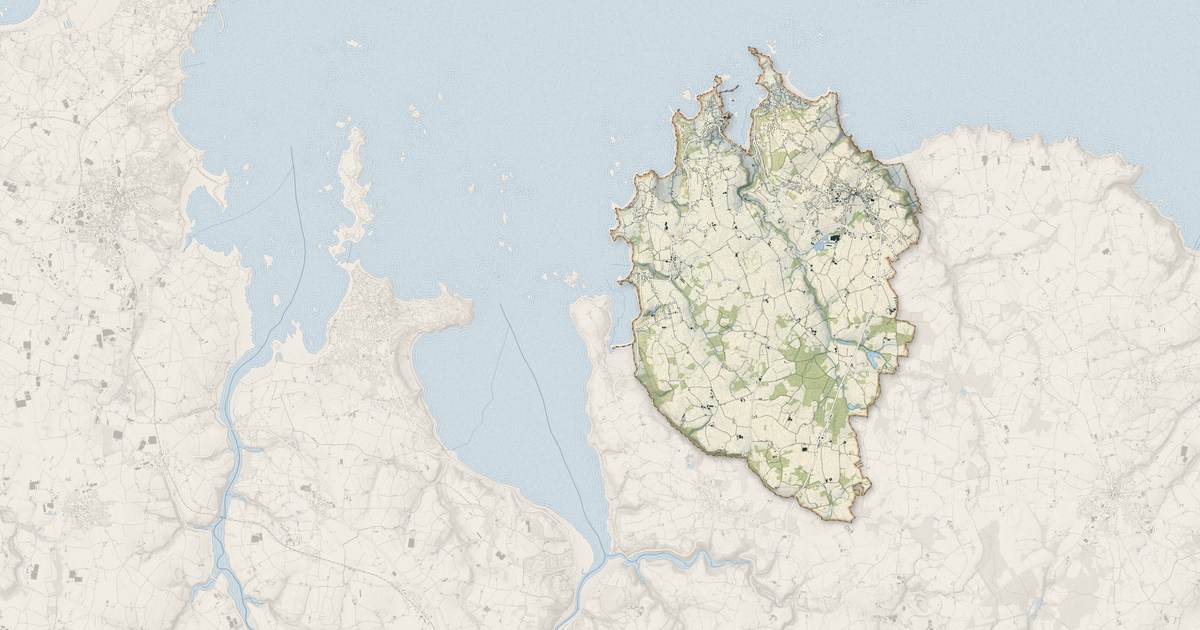 Portrait cartographique de Plougasnou : relief, eau, forêts, bâti et voies, calculés à partir des données de l'IGN