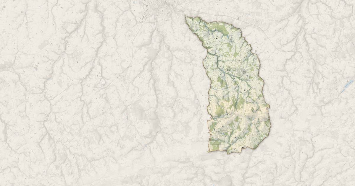 Portrait cartographique de Plougonven : relief, eau, forêts, bâti et voies, calculés à partir des données de l'IGN