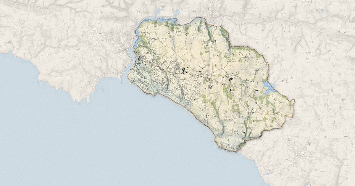 Portrait cartographique de Plouhinec : relief, eau, forêts, bâti et voies, calculés à partir des données de l'IGN