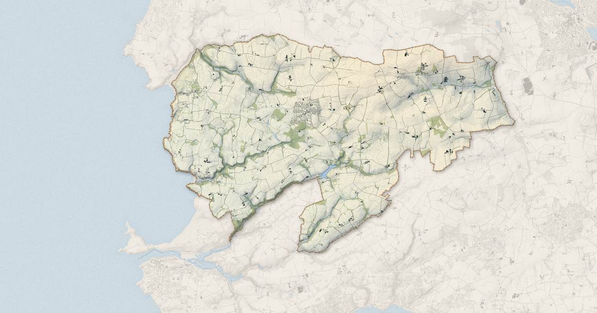Portrait cartographique de Ploumoguer : relief, eau, forêts, bâti et voies, calculés à partir des données de l'IGN