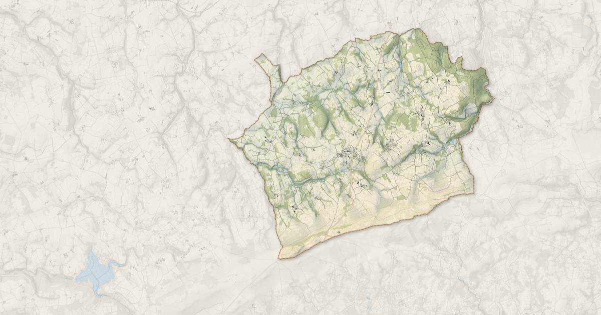 Portrait cartographique de Plounéour-Ménez : relief, eau, forêts, bâti et voies, calculés à partir des données de l'IGN