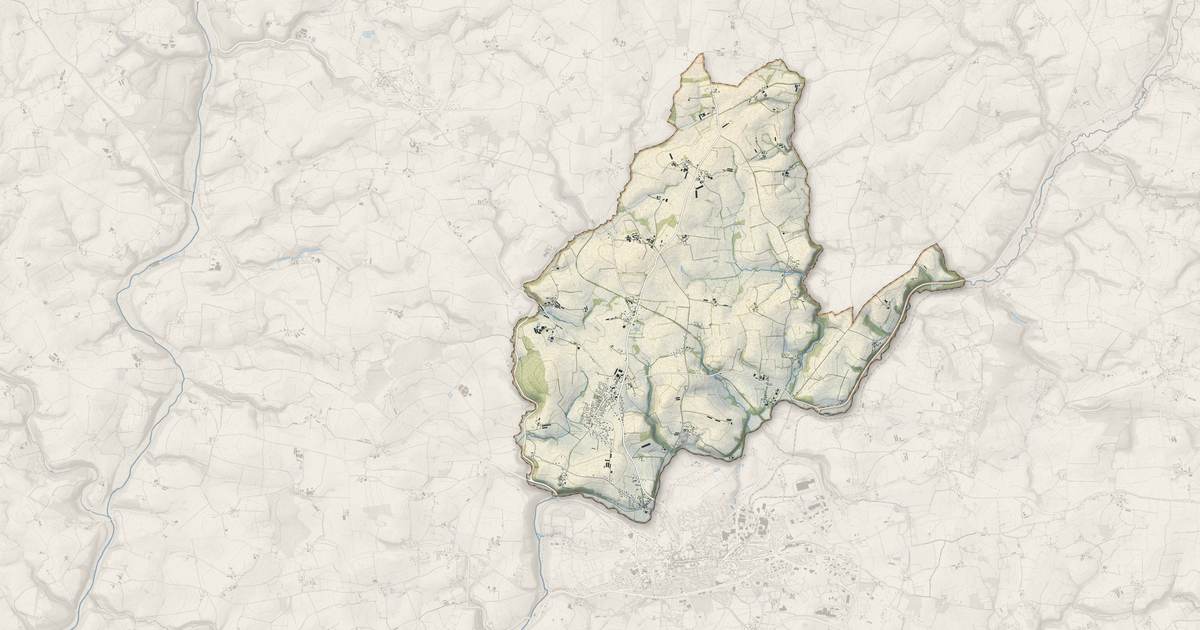 Portrait cartographique de Plounévézel : relief, eau, forêts, bâti et voies, calculés à partir des données de l'IGN
