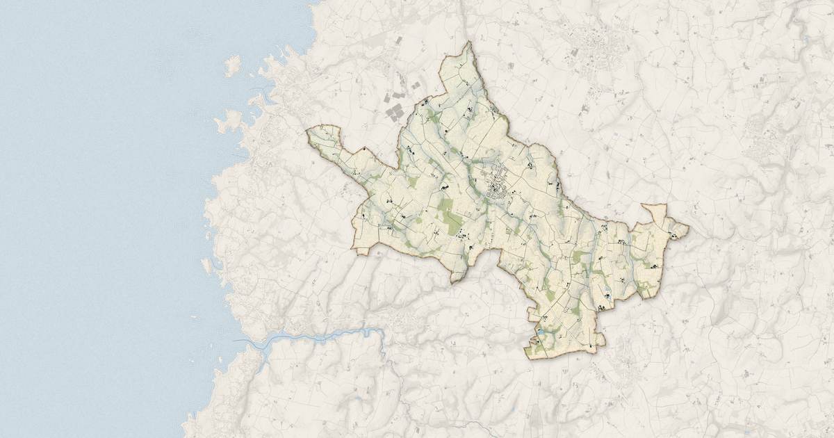 Portrait cartographique de Plourin : relief, eau, forêts, bâti et voies, calculés à partir des données de l'IGN