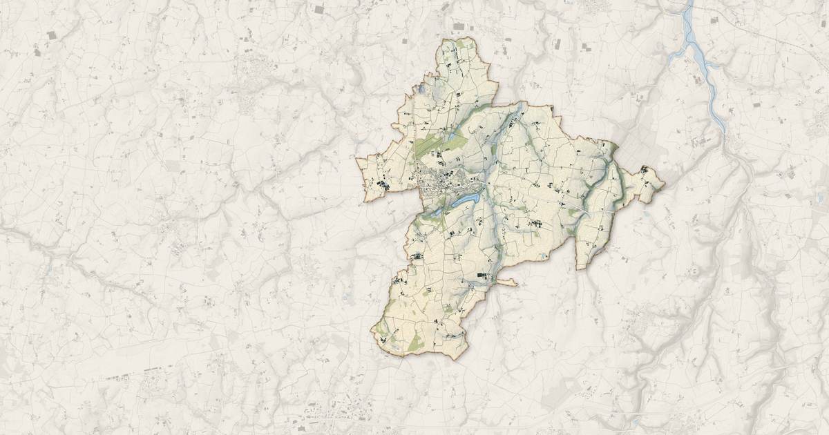Portrait cartographique de Plouvorn : relief, eau, forêts, bâti et voies, calculés à partir des données de l'IGN