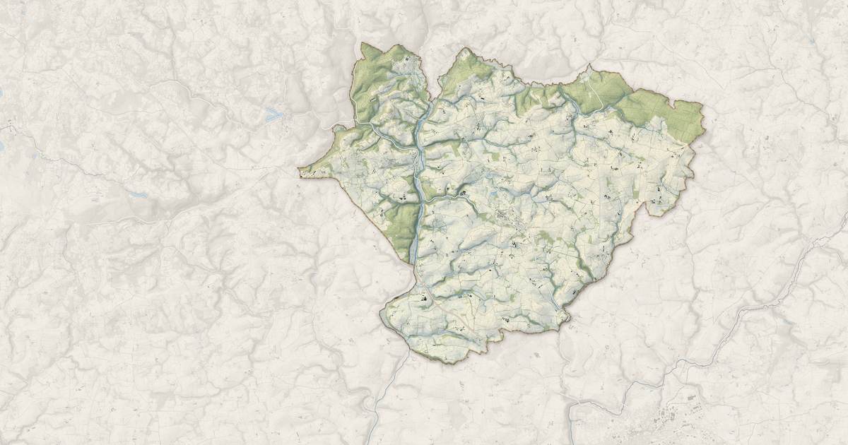 Portrait cartographique de Poullaouen : relief, eau, forêts, bâti et voies, calculés à partir des données de l'IGN