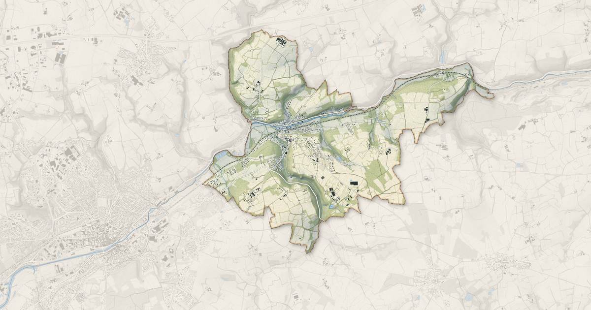 Portrait cartographique de La Roche-Maurice : relief, eau, forêts, bâti et voies, calculés à partir des données de l'IGN