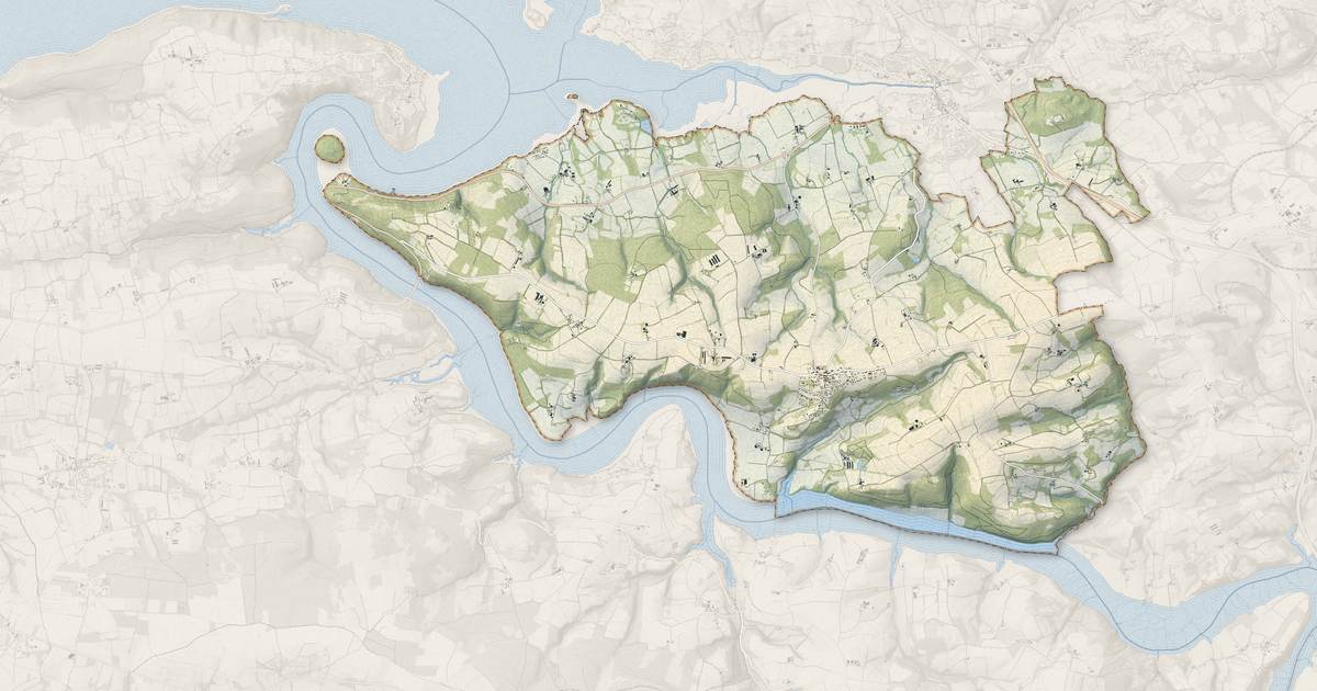 Portrait cartographique de Rosnoën : relief, eau, forêts, bâti et voies, calculés à partir des données de l'IGN