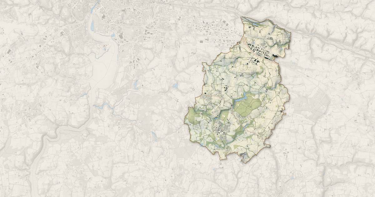 Portrait cartographique de Saint-Évarzec : relief, eau, forêts, bâti et voies, calculés à partir des données de l'IGN