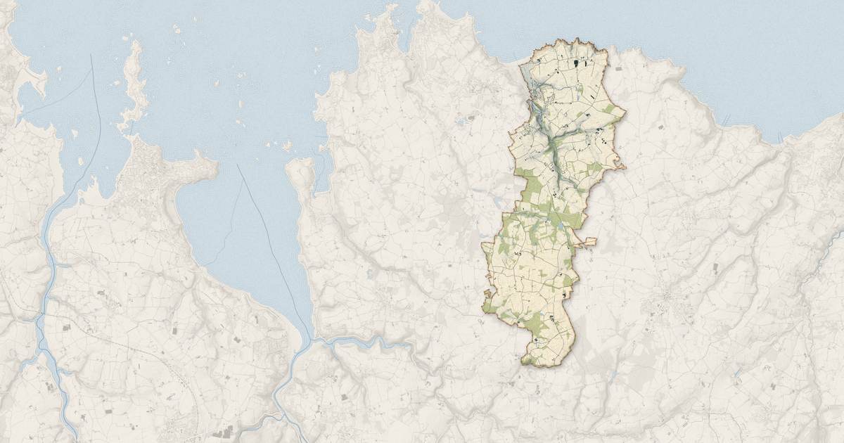 Portrait cartographique de Saint-Jean-du-Doigt : relief, eau, forêts, bâti et voies, calculés à partir des données de l'IGN