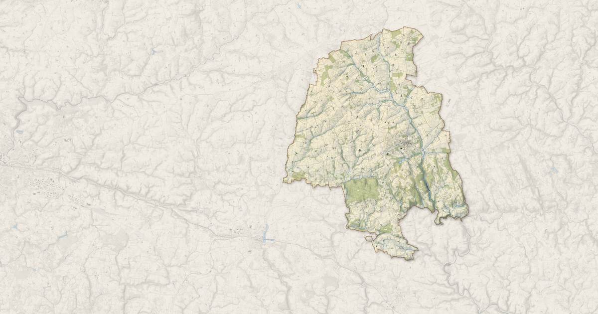 Portrait cartographique de Scaër : relief, eau, forêts, bâti et voies, calculés à partir des données de l'IGN