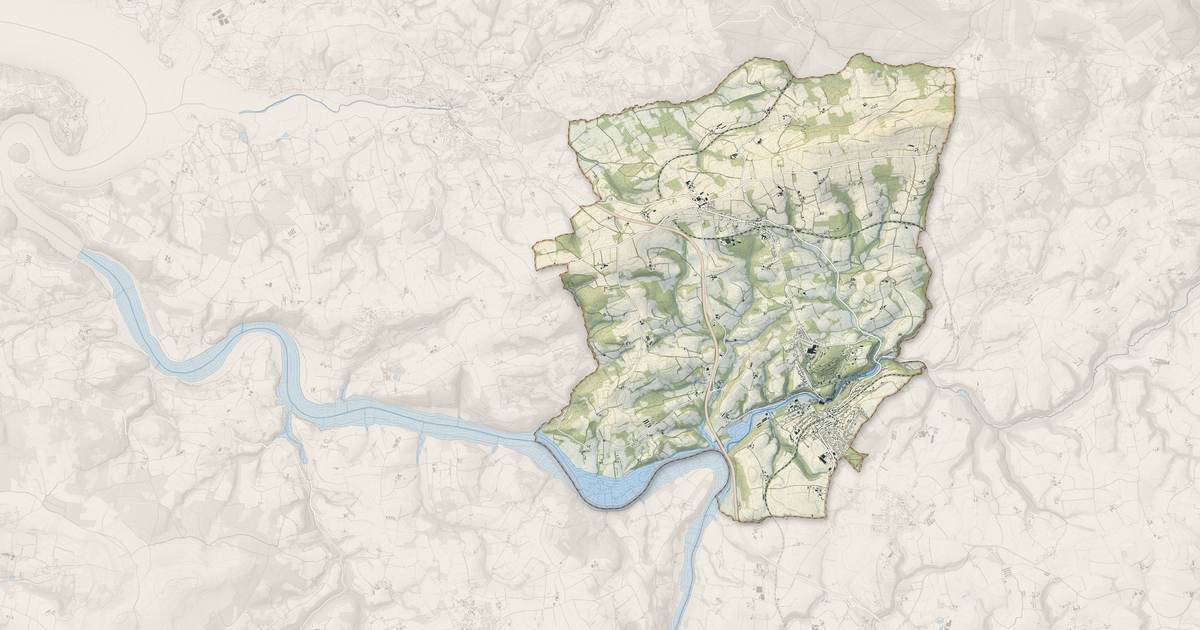 Portrait cartographique de Pont-de-Buis-lès-Quimerch : relief, eau, forêts, bâti et voies, calculés à partir des données de l'IGN