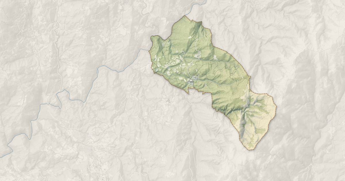 Portrait cartographique de Argiusta-Moriccio : relief, eau, forêts, bâti et voies, calculés à partir des données de l'IGN