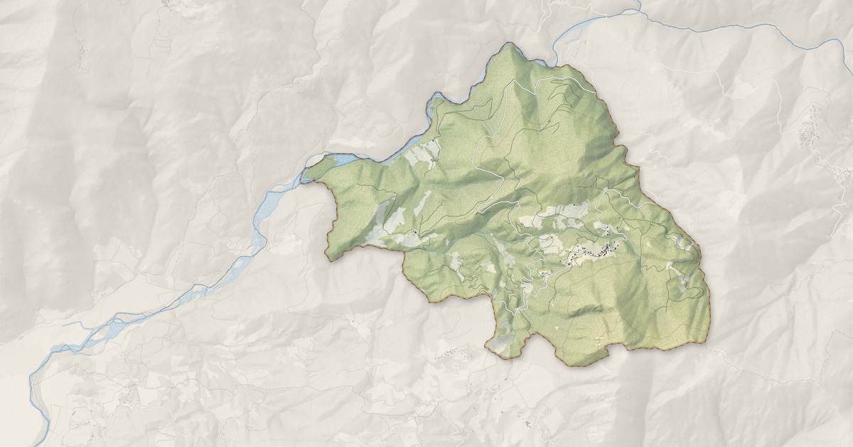 Portrait cartographique de Arro : relief, eau, forêts, bâti et voies, calculés à partir des données de l'IGN