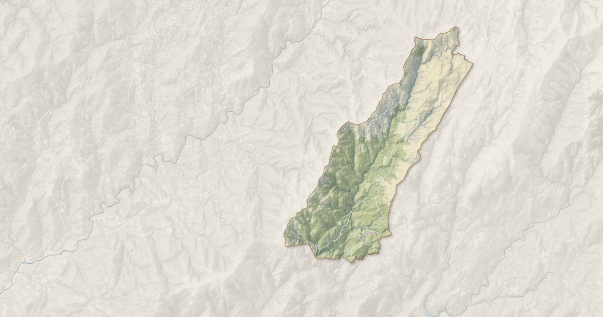 Portrait cartographique de Aullène : relief, eau, forêts, bâti et voies, calculés à partir des données de l'IGN