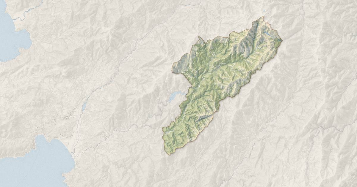 Portrait cartographique de Bastelica : relief, eau, forêts, bâti et voies, calculés à partir des données de l'IGN