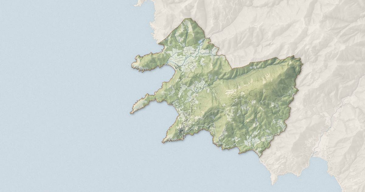 Portrait cartographique de Cargèse : relief, eau, forêts, bâti et voies, calculés à partir des données de l'IGN