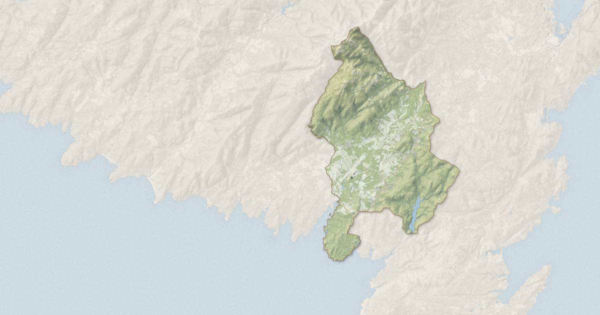 Portrait cartographique de Figari : relief, eau, forêts, bâti et voies, calculés à partir des données de l'IGN