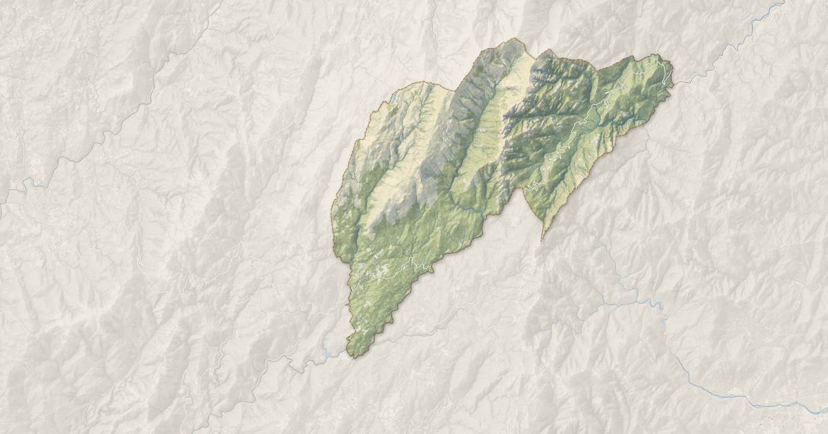 Portrait cartographique de Quenza : relief, eau, forêts, bâti et voies, calculés à partir des données de l'IGN