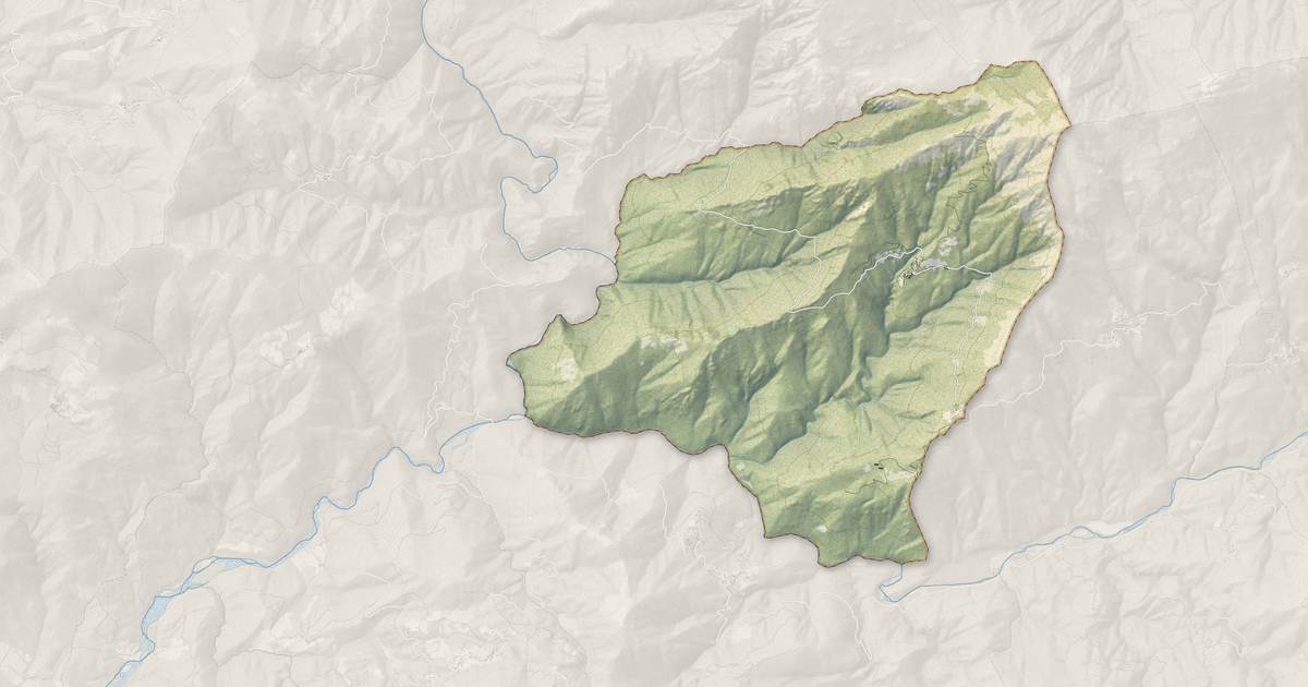 Portrait cartographique de Rosazia : relief, eau, forêts, bâti et voies, calculés à partir des données de l'IGN