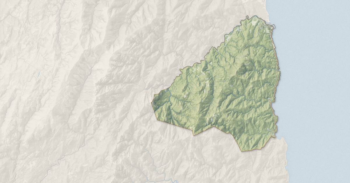 Portrait cartographique de Sari-Solenzara : relief, eau, forêts, bâti et voies, calculés à partir des données de l'IGN