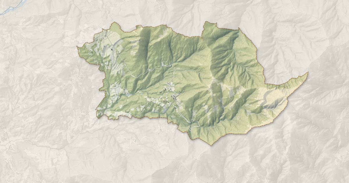 Portrait cartographique de Sari-d'Orcino : relief, eau, forêts, bâti et voies, calculés à partir des données de l'IGN