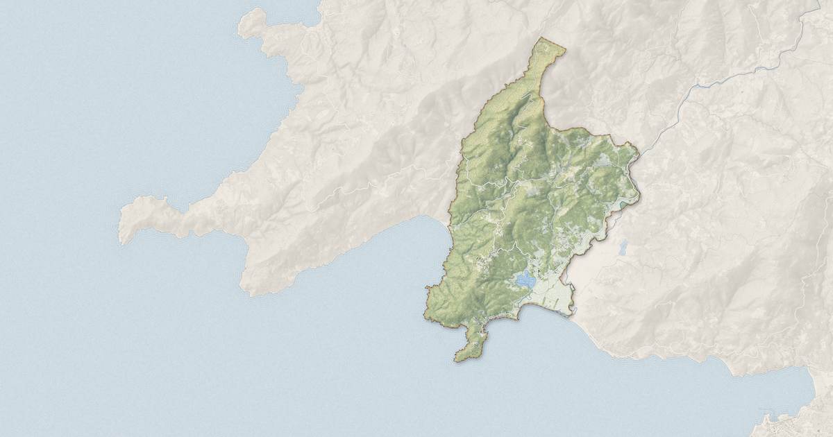 Portrait cartographique de Serra-di-Ferro : relief, eau, forêts, bâti et voies, calculés à partir des données de l'IGN