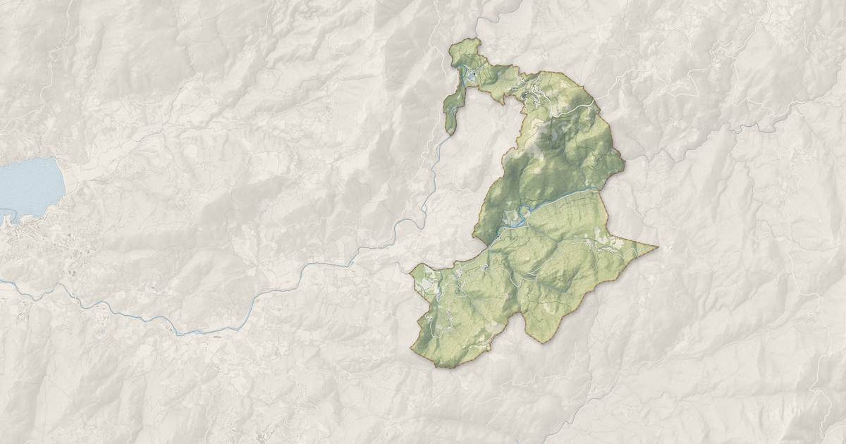 Portrait cartographique de Sainte-Lucie-de-Tallano : relief, eau, forêts, bâti et voies, calculés à partir des données de l'IGN