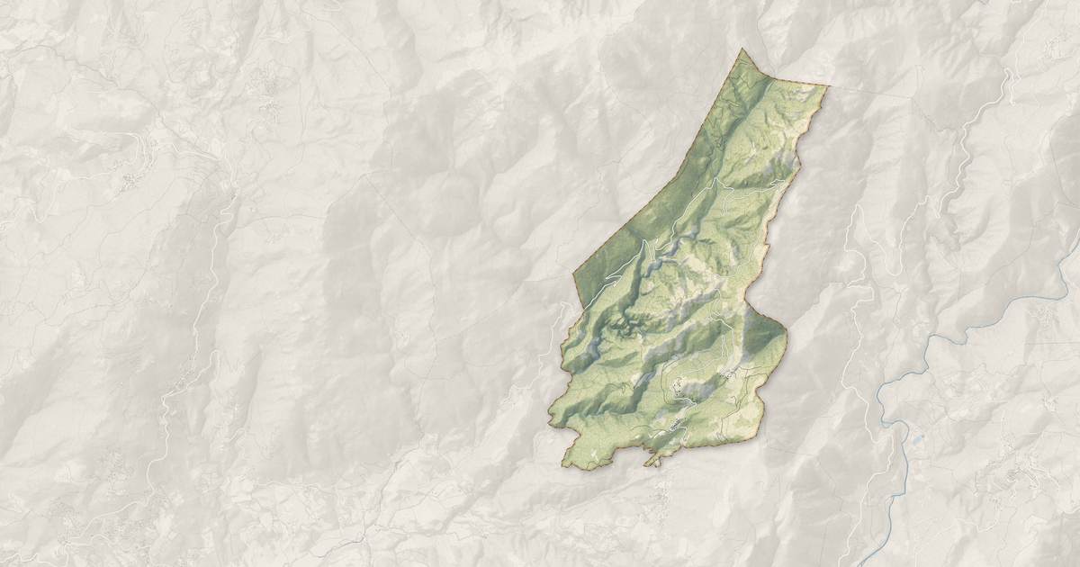 Portrait cartographique de Santa-Maria-Figaniella : relief, eau, forêts, bâti et voies, calculés à partir des données de l'IGN