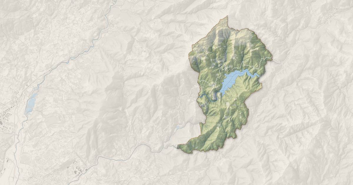 Portrait cartographique de Tolla : relief, eau, forêts, bâti et voies, calculés à partir des données de l'IGN