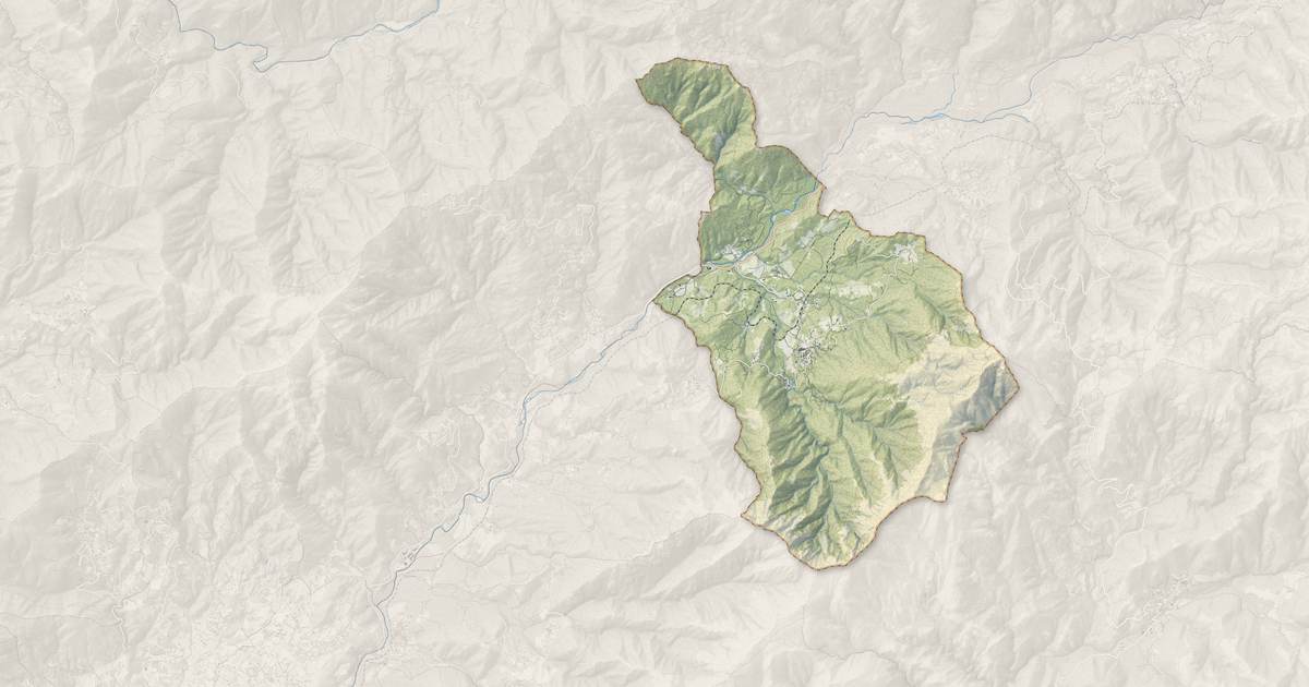Portrait cartographique de Ucciani : relief, eau, forêts, bâti et voies, calculés à partir des données de l'IGN