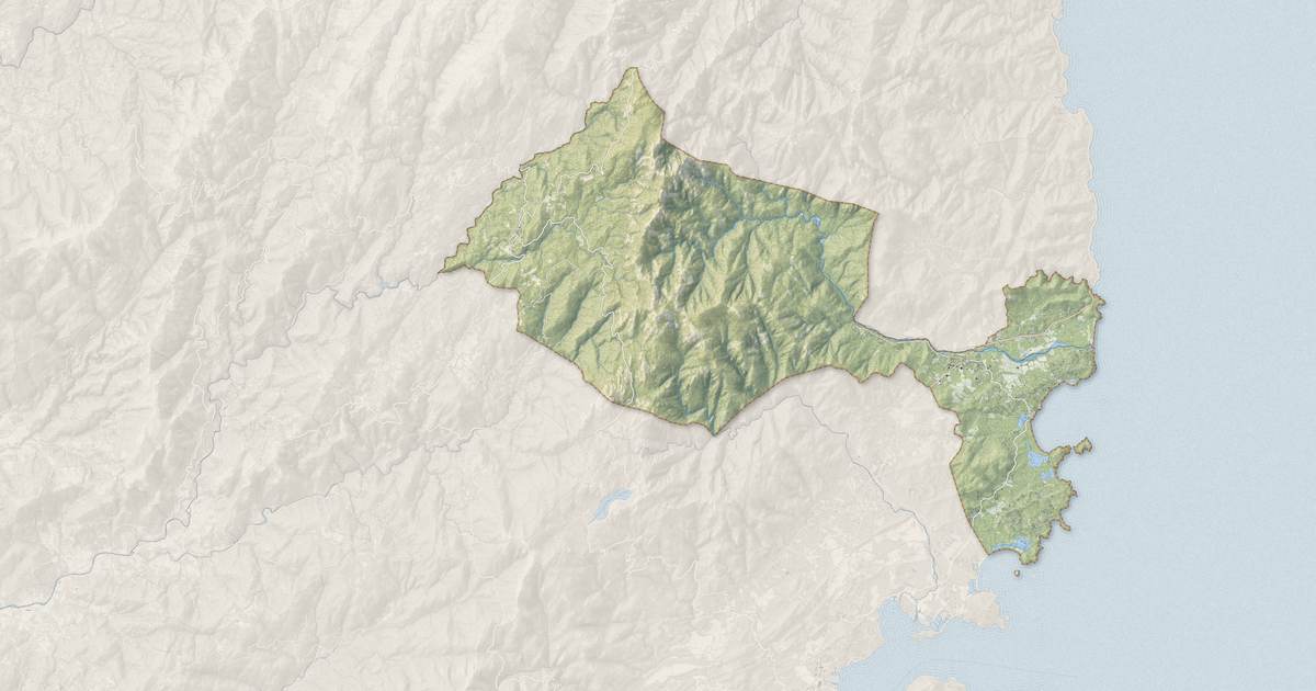 Portrait cartographique de Zonza : relief, eau, forêts, bâti et voies, calculés à partir des données de l'IGN