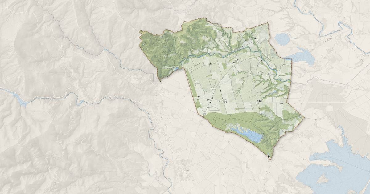 Portrait cartographique de Aghione : relief, eau, forêts, bâti et voies, calculés à partir des données de l'IGN
