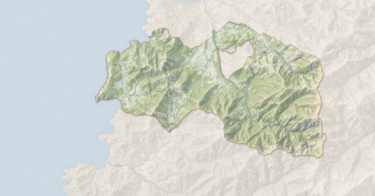 Portrait cartographique de Calenzana : relief, eau, forêts, bâti et voies, calculés à partir des données de l'IGN