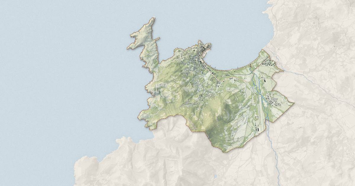 Portrait cartographique de Calvi : relief, eau, forêts, bâti et voies, calculés à partir des données de l'IGN
